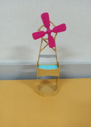 Іграшковий вітряк, який є частиною набору barbie.