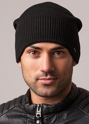 Мужская шапка на флисе с ремешком зимняя теплая