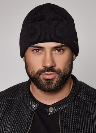 Классическая мужская теплая зимняя шапка на флисе с отворотом черная