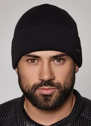 Мужская классическая теплая шапка на флисе черного цвета