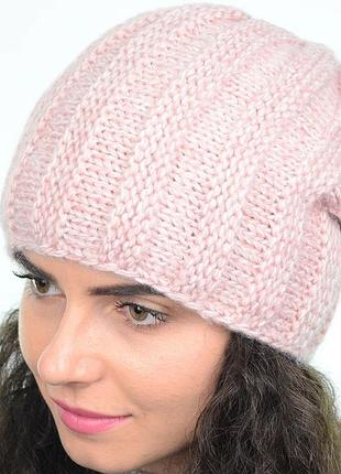 Зимова жіноча в'язана шапка на флісі світло-рожева