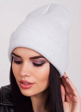 Белая женская шапка со стоячей макушкой