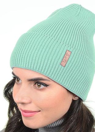 Женская вязаная шапка лопата мятного цвета