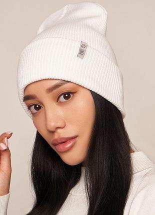 Женская белая шапка лопата с отворотом
