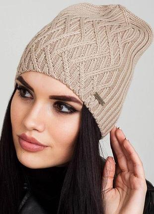 Тонкая женская шапка бини  бежевого цвета