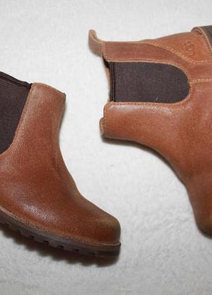Очень крутые демисезонные ботинки фирмы ugg 28 размера по стельке 17,5 см.