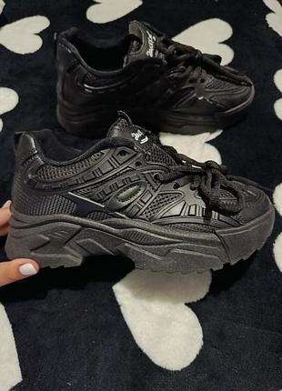 Легкие, удобные кроссовки.