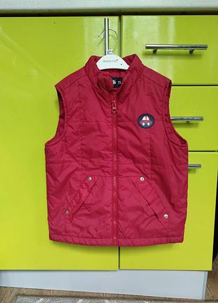 Детская жилетка красного цвета