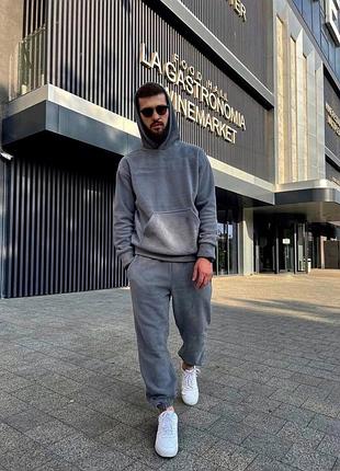 Чоловічий спортивний костюм