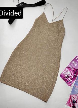 Платье футляр женского мини бежевого цвета блестящего на бретелях от бренда hm xs