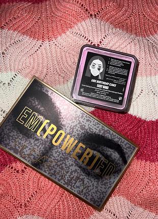 Палетка тіней та пудра huda beauty