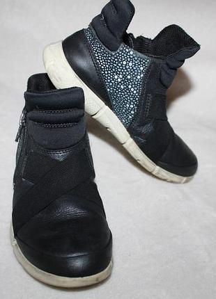 Демисезонные ботинки фирмы ecco 29 размера по стельке 19 см. вся стелька с загибом 20 см