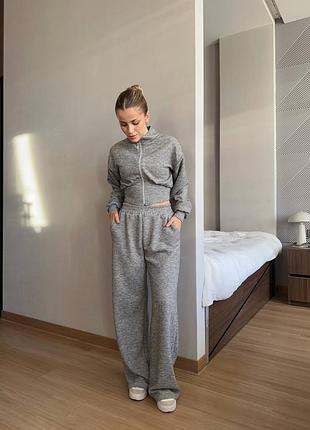 Стильний теплий жіночий брючний костюм