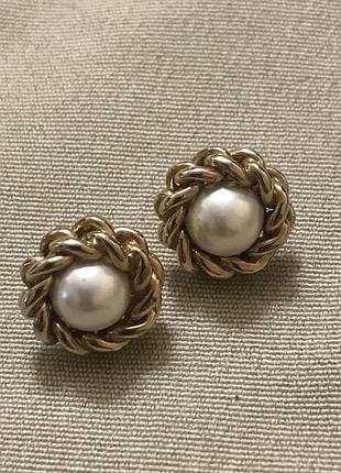 Розкішні сережки з перлиною
