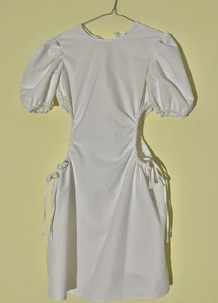 Сукня з вирізами.