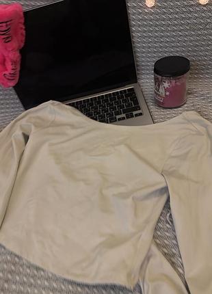 Топ з голою спиною