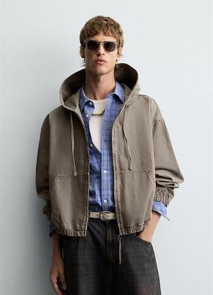 Zara джинсова куртка з капюшоном. має широкий та вкорочений фасон.