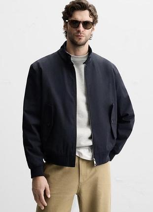 Zara куртка з високим коміром в синьому кольорі.