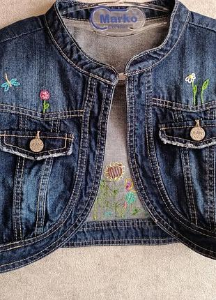 Джинсовая жилетка с ручной вышивкой