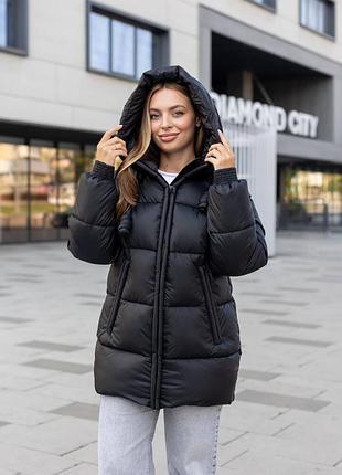 Зимний пуховик с капюшоном и карманами