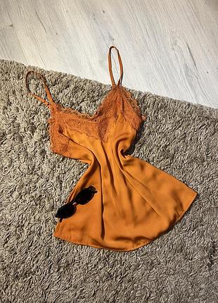 Легка помаранчево-коричнева майка на бретелях з гіпюровою вставкою під піджак❤️