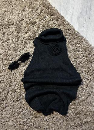 Чорна майка-топ під горло з блискучою ниткою і трояндою❤️