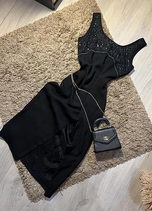 Чорна довга сукня по фігурі з розрізом і вишитим бісером на грудях❤️