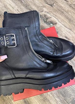 Трендовые кожаные сапоги ботинки с замком stradivarius на массивной подошве