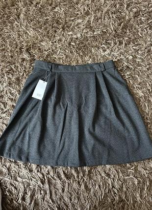 Тепла сіра спідничк. дуже мягенька і приємна на дотик. нова,на бірці вказано розмір 48. підійде на обєм бедер до 102 см. продаю,бо не підійшов розмір