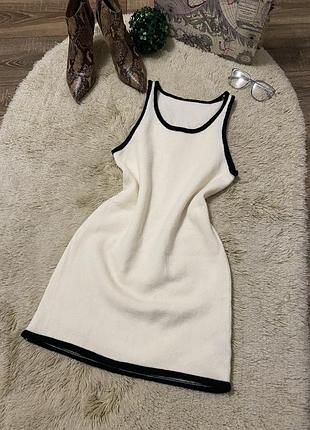 Коротка вʼязана сукня