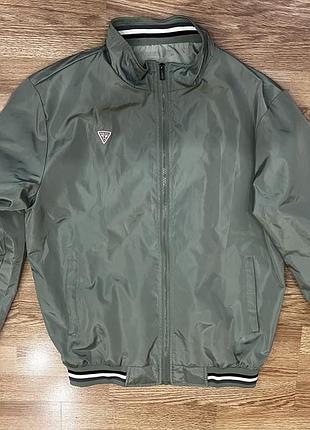 Продается ветровка  guess  размер l цвет хаки