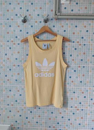 Майка adidas.