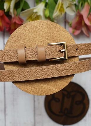 Ремень женский тонкий кожаный карамельный светло-коричневый под платье с золотой пряжкой с цветочками