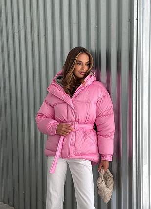 Дутый пуховик с капюшоном под пояс