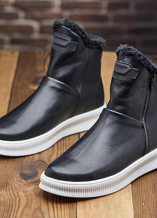 Чоловічі уггі gross на теплому хутрі з натуральної шкіри чорні на білій підошві угги