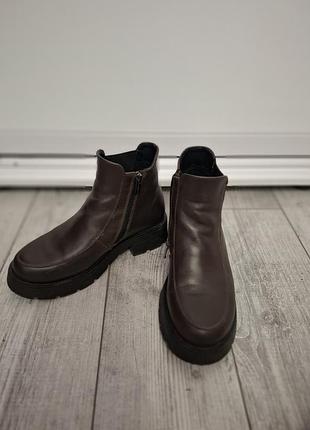 Кожаные ботиночки,37 размер. шоколадного цвета,практично новые, носила пару раз.