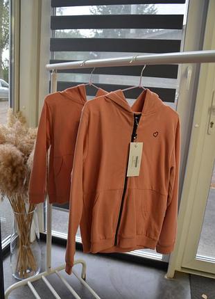 Худи на замке лилового цвета на рост 110 и 128