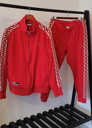 Спортивный нереально красивый костюм