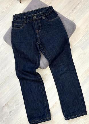 Стильные темносиновые джинсы