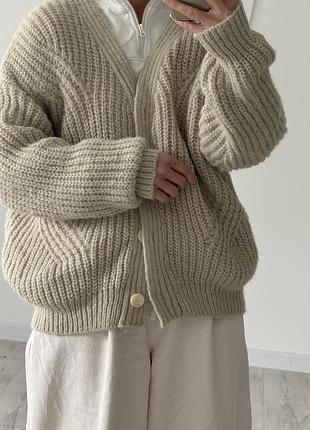 Кардиган  з натуральних матеріалів в світло -фісташковому кольорі, ніжний , дуже теплий.