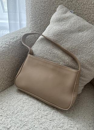 Шкіряна сумка бежевого кольору від бренду lucky
