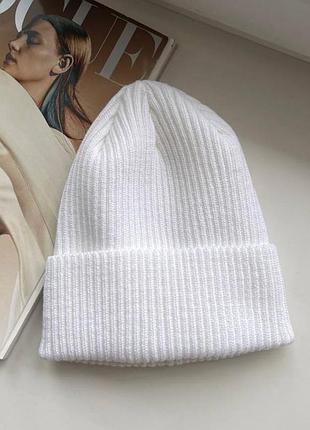 Біла базова в'язана жіноча шапка з відворотом в рубчик шапочка з підворотом підкотом