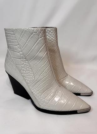 Vince camuto new york  білі шкіряні черевики козаки