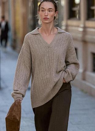 В'язаний «вісімками» светр-поло