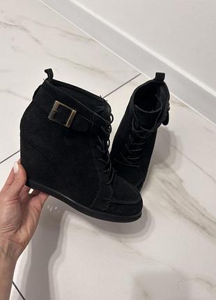 Черевики на танкетці