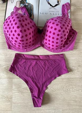 Красивый яркий бюстгальтер и трусы