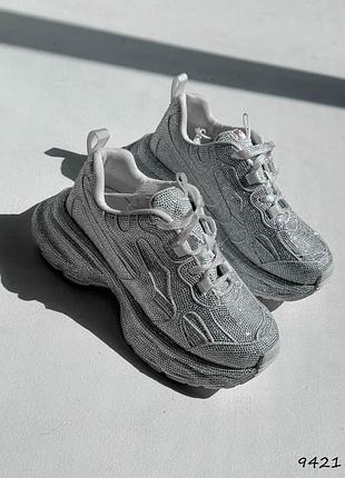 Кожаные кроссовки со стразами