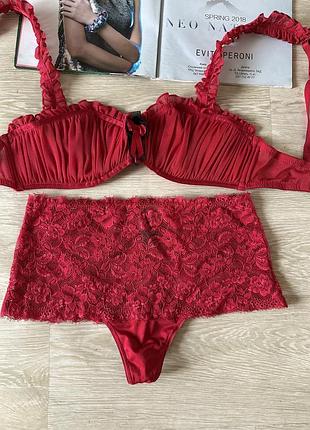 Красный красивый брендовый бюстгальтер