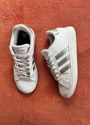 Кросівки фірми hoodie adidas 38,5 розміру за устілкою 25,5 см.