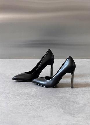 Крутые черные женские туфли на каблуке
